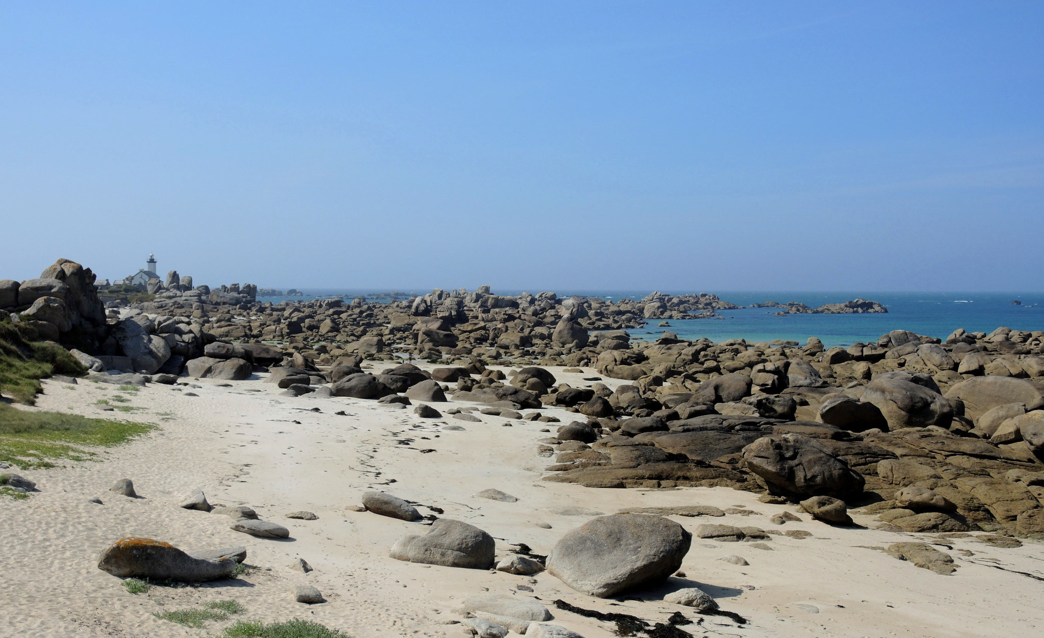 Brignogan-plages, phare de Pontusval, plage et marée basse (29)