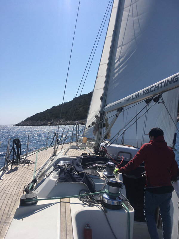 Passage au près serré entre l’île Arcandel à tribord du bateau et le continent, jeudi 19 mars 2020 (1)