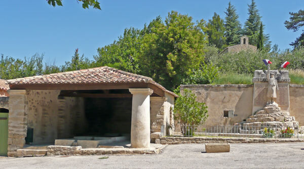 20080614-115935_lavoir_et_memorial_de_guerre_ansouis