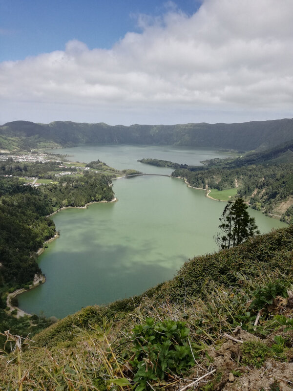 seite Cidades : dans le cratère d'un ancien vlcan, deux lacs à la couleur vert émeraude