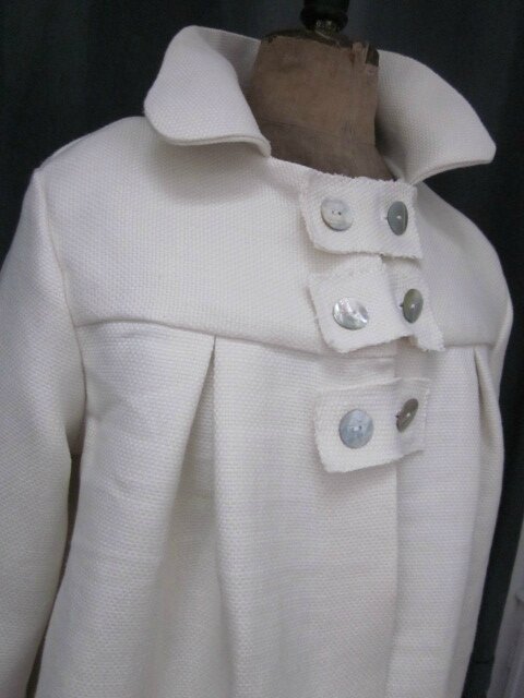 Manteau AGLAE en lin épais blanc cassé fermé par 3 pattes de boutonnage ornées de 2 boutons de nacre chacune (4)