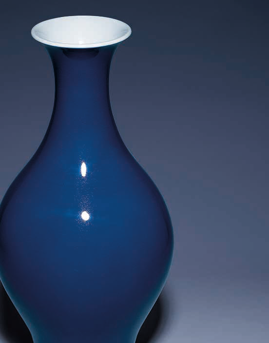 A very rare sacrificial blue-glazed vase, ganlanping, Yongzheng six-character mark in underglaze blue within a double circle and of the period (detail1)