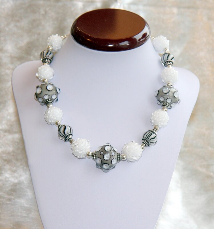 collier "hiver" blanc, gris, noir - création Perles d'Art