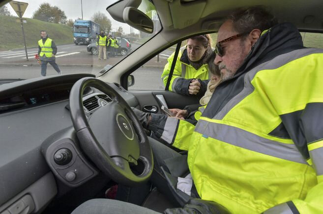 les-gilets-jaunes-ecoutent-le-discours-d-emmanuel-macron-sur_4099289