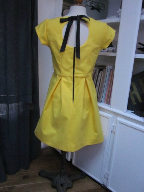 Robe YVETTE en toile de coton jaune poussin - Petites manches très courtes - Decolleté rond dans le dos fermé par un noeud de ruban noir - Fermeture visible noire (9)