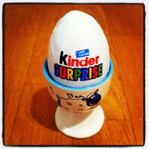 Kinder_Surprise___coquetier