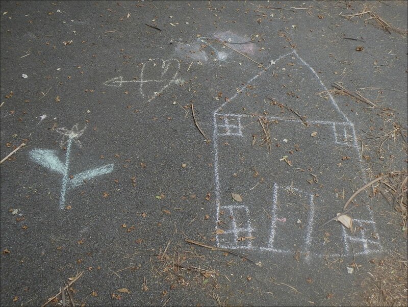Graffiti enfants sol maison coeur fleur