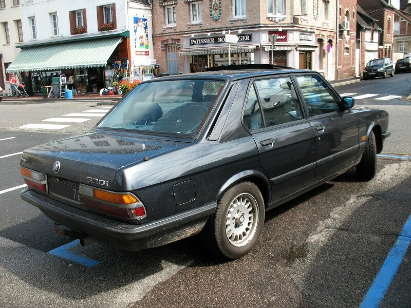 BMW520iE28ar1