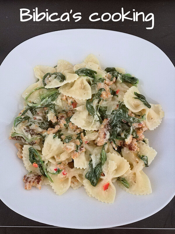 Farfalle crémeuses au hachis de poulet épicé avec du fenouil, des épinards et du fromage mi-vieux