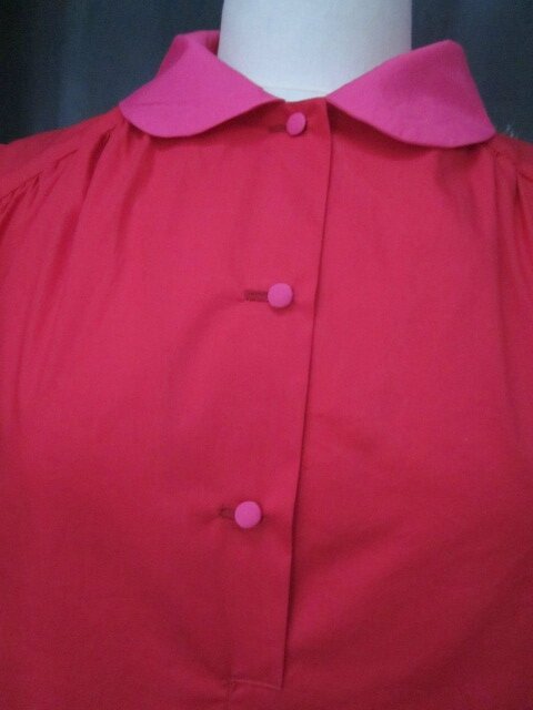 Robe PAULETTE en popeline de coton rouge avec col claudine et boutons recouverts en popeline de coton fushia (6)