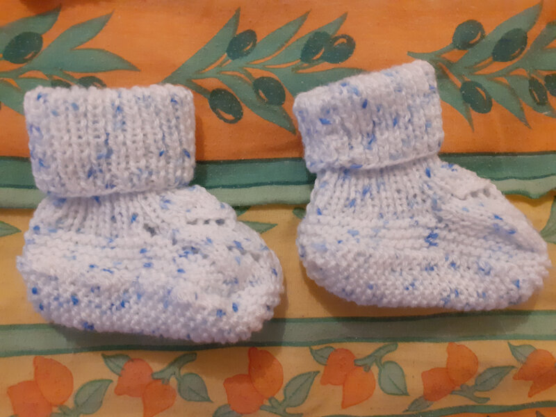 Brassière et chaussons pour le bébé des voisins (4)