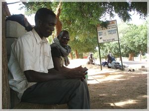 attente taxi-brousse à Bandiagara Mali