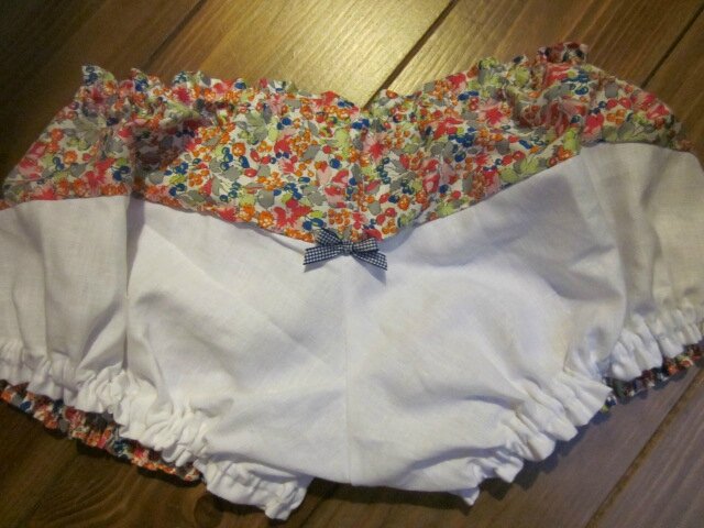 Culotte en coton fleuri rose orange vert bleu sur fond blanc - coton imprimé et lin blanc dans le dos - noeud de vichy marine devant et sur les fesses (6)