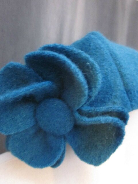 Chapeau AGATHE en laine bouillie bleu pétrole avec fleur - Doublure de lin assorti (3)