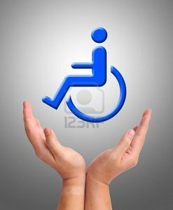 9801031-image-conceptuelle-soins-pour-personne-handicapee-deux-mains-et-icone-de-fauteuil-roulant-sur-fond-g