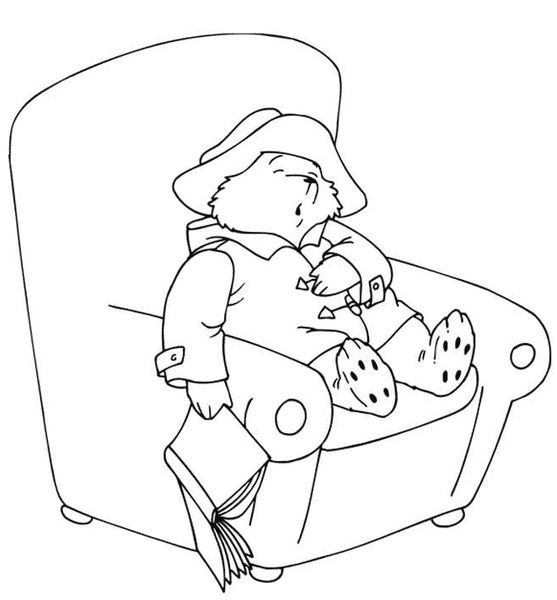 l ours paddington endormi dans son fauteuil