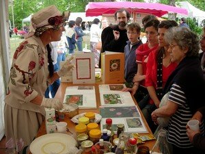 pierrette_devant_public_attentif_floralies_garein