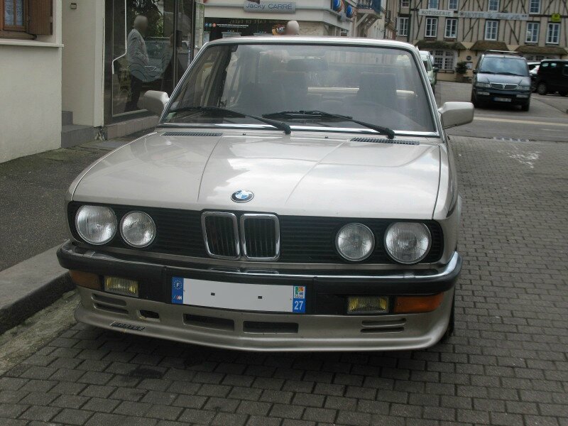BMW528iE28av