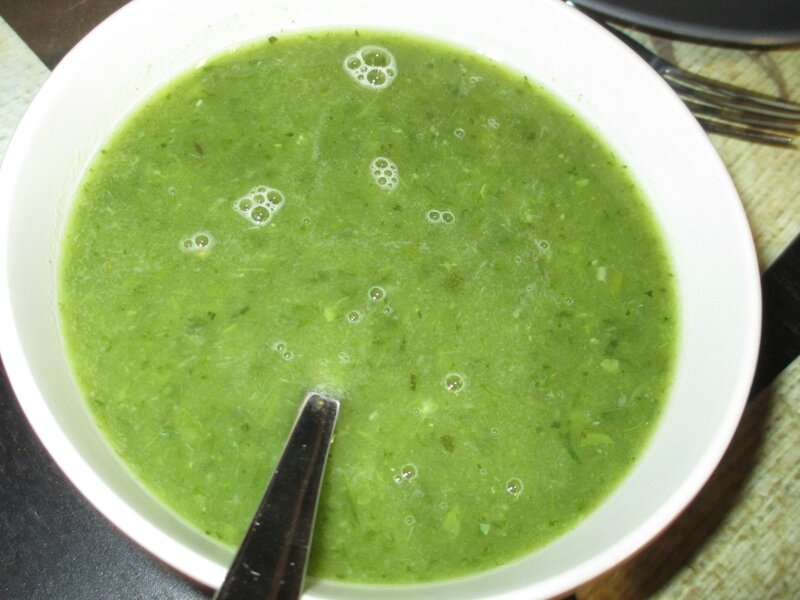 soupe-chaude-petit-pois-fanes-légumes