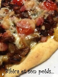Flatbread jambon et poivrons confits au vinaigre balsamique gros plan