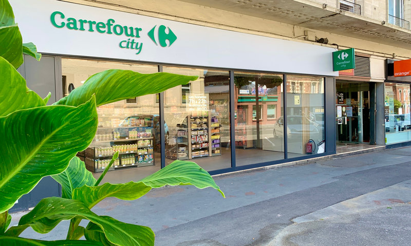 COMMERCES HIRSON CARREFOIR CITY 2022 vitrine plante
