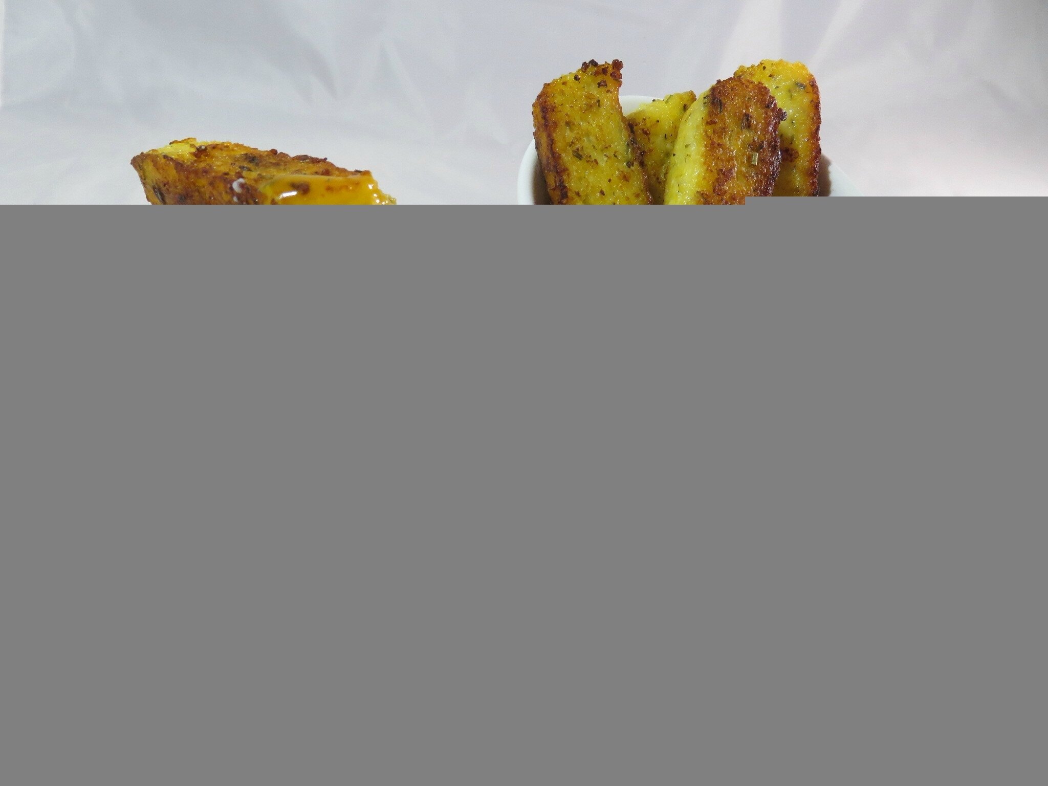 Oeuf à la coque, mouillettes de polenta aux herbes