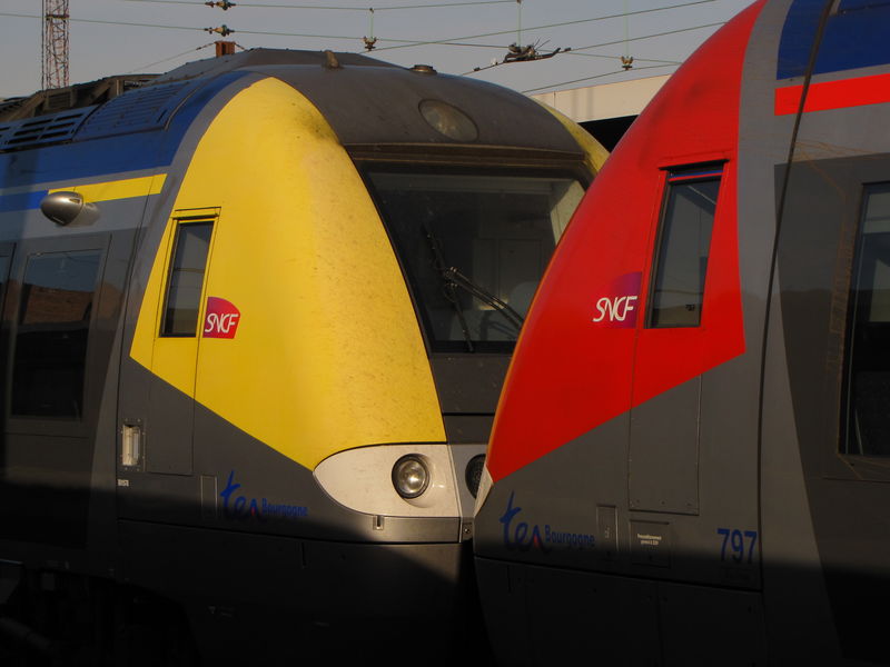 AGC 'Vanille-fraise - Région Bourgogne', gare de Paris-Bercy.