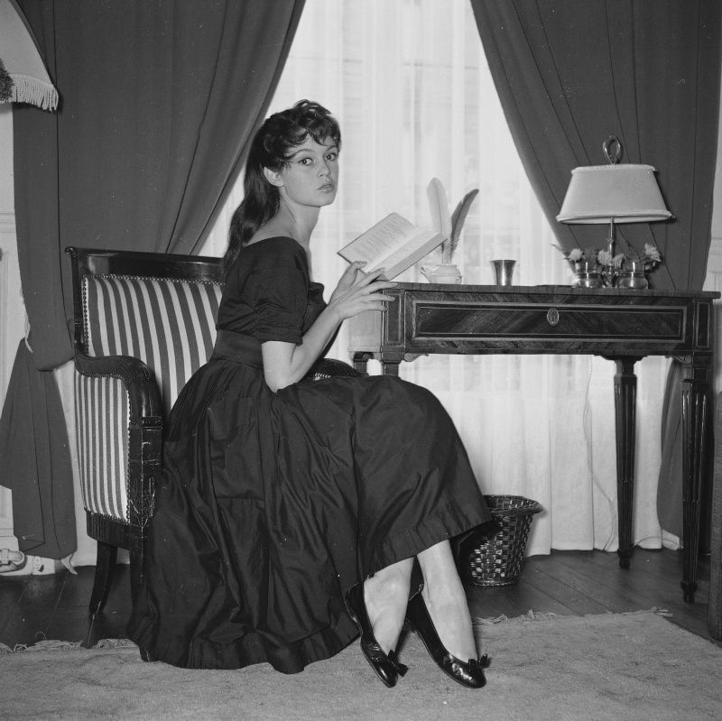 1955-chez_bb-par_gaston-robe_noire-050-1