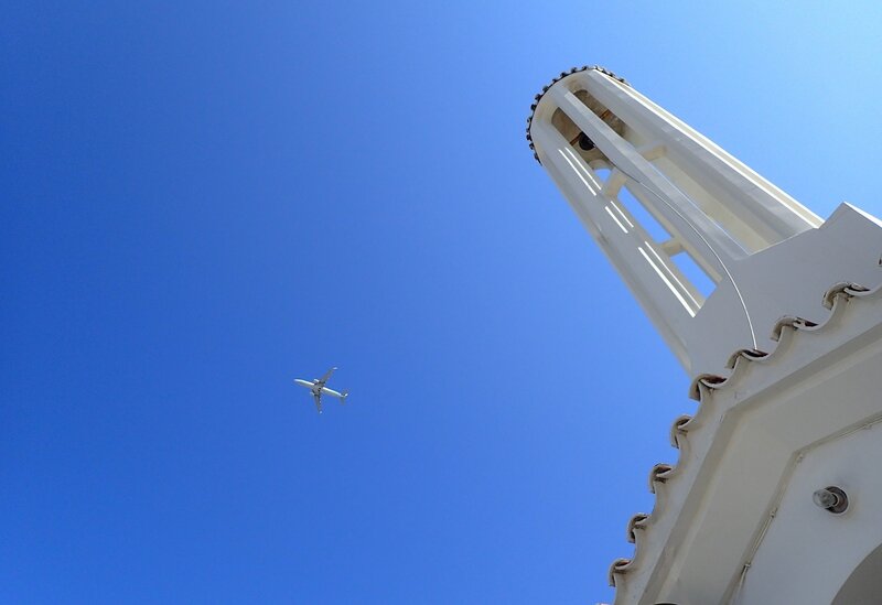 un avion au-dessus du port d'Héraklion