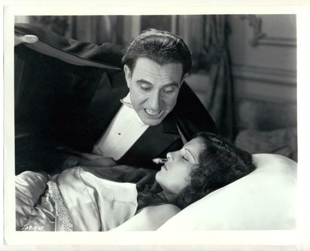 Carlos-Villarias-Lupita-Tovar-in-Dracula-1931-Spanish-Version2