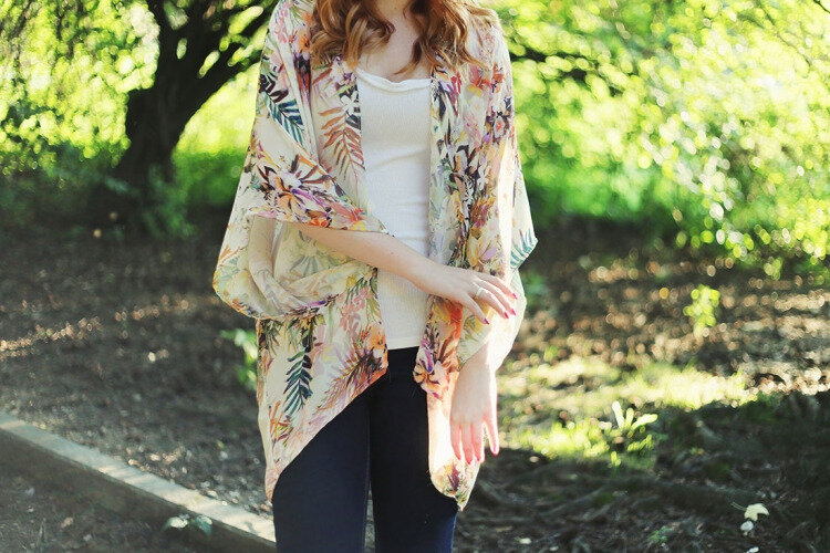 veste-kimono-femme-jeans-motif-floral-debardeur