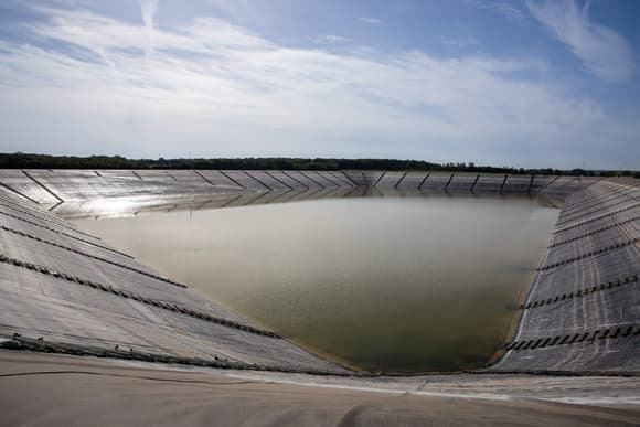 Un-reservoir-d-eau-aussi-appele-bassine-a-Mauze-sur-le-Mignon-dans-les-Deux-Sevres-en-octobre-2022-1509958
