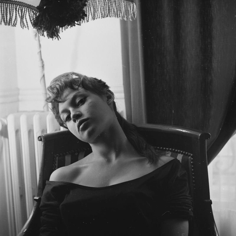 1955-chez_bb-par_gaston-robe_noire-020-1