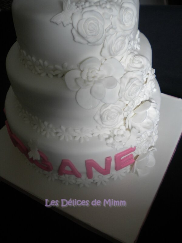 Un gâteau de communion tout blanc en pâte à sucre 11