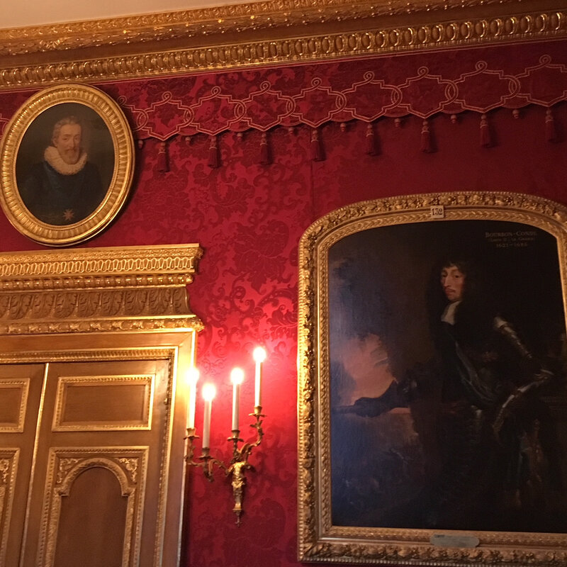 le salon rouge - appartements du duc d'Aumale, Château de Chantilly - bandeau décoratif Louis Philippe, motif réalisé en galon - Declercq Passementiers