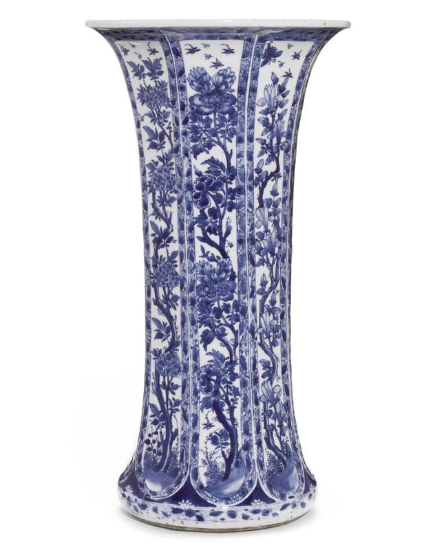 A large blue and white octogonal beaker vase, gu, Qing dynasty, Kangxi period (1662-1722)