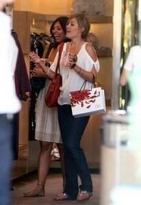 normal_85077_Celebutopia_Lauren_Conrad_shopping_in_West_Hollywood_16_122_1099lo