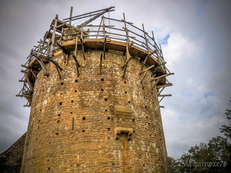 Tour, donjon construction d'un château fort au Moyen Age Guédelon