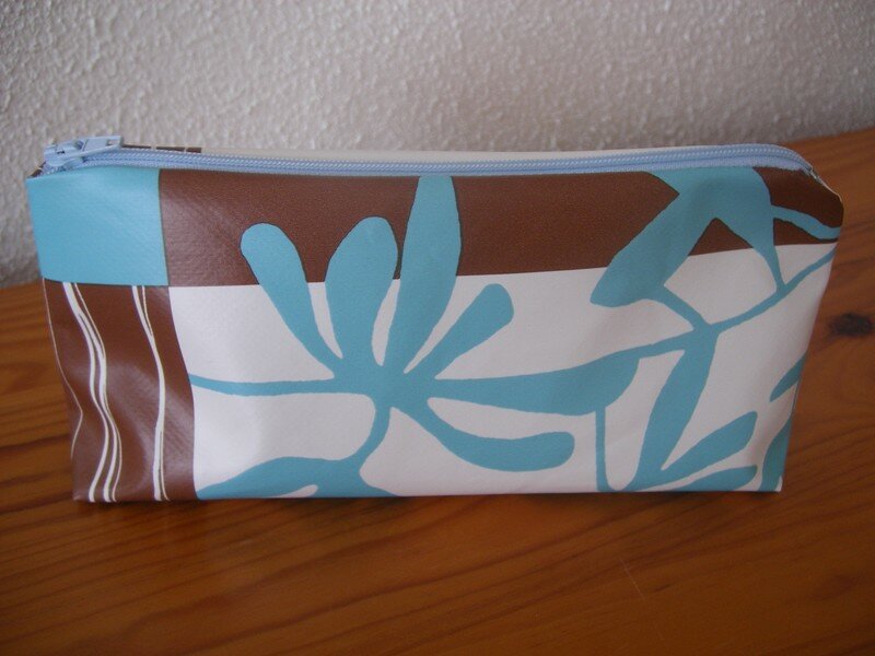 trousse confectionnée avec de la toile cirée