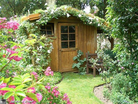 Cabane au toit végétalisé du jardin d'André EVE 