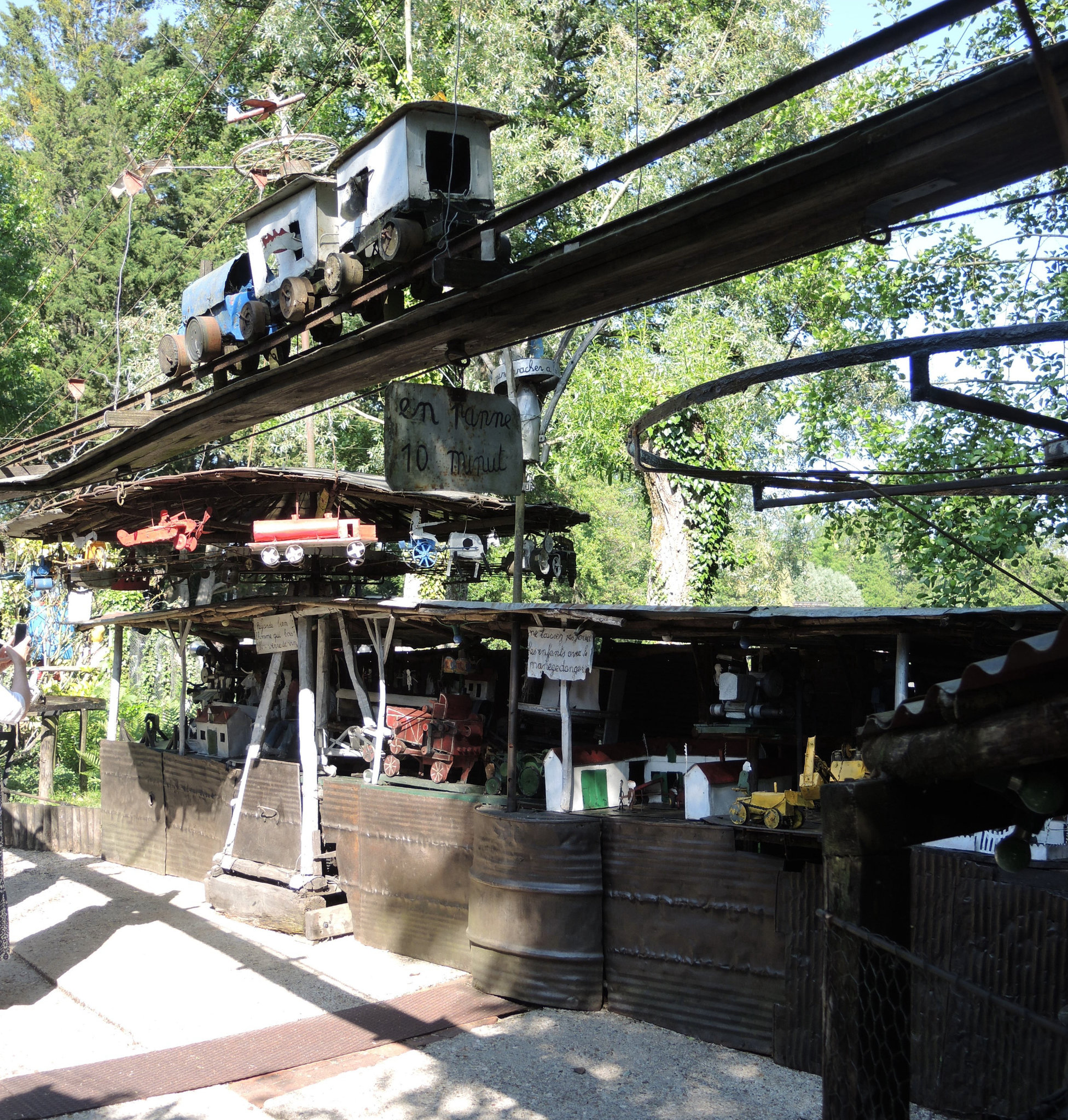 La Fabuloserie, le jardin, manège de Petit Pierre