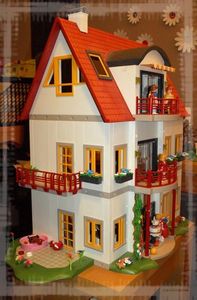 maison_playmobil_amenagee_cote