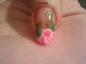 nail art rose et feuillage en arabesque1