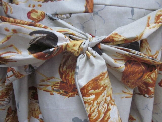 Ciré AGLAE en coton enduit beige clair imprimé poules rousses fermé par un noeud (5)