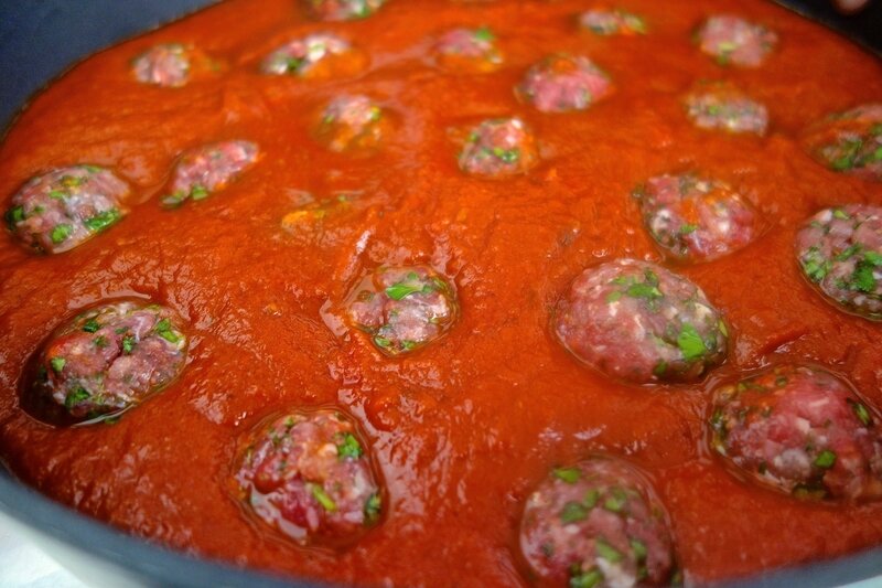 boulettes de boeuf aux herbes et aux épices en cours de cuisson