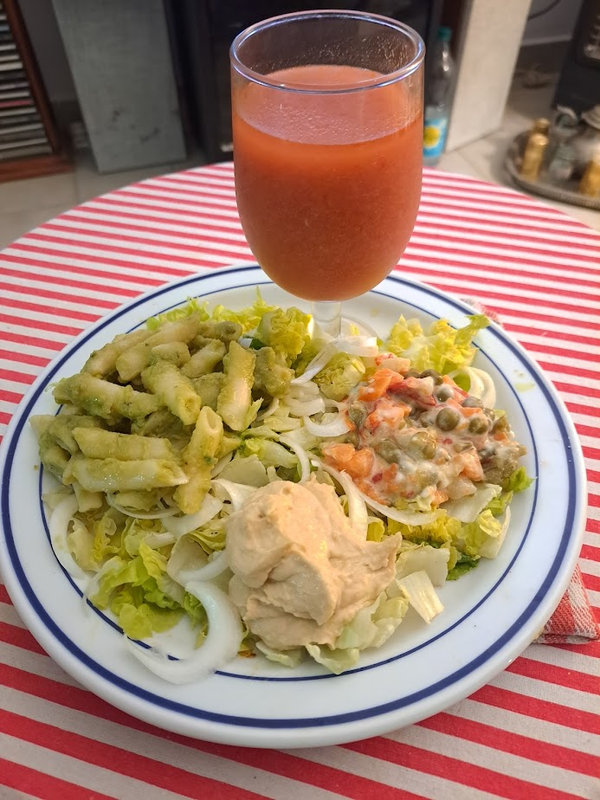 Salade composée de macédoine de légumes à l'aïoli, de macaroni au guacamole et houmous