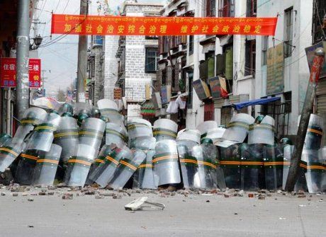 la_police_chinoise_se_protege_des_manifestants_contre_le_regime_communiste_chinois_a_lhasa