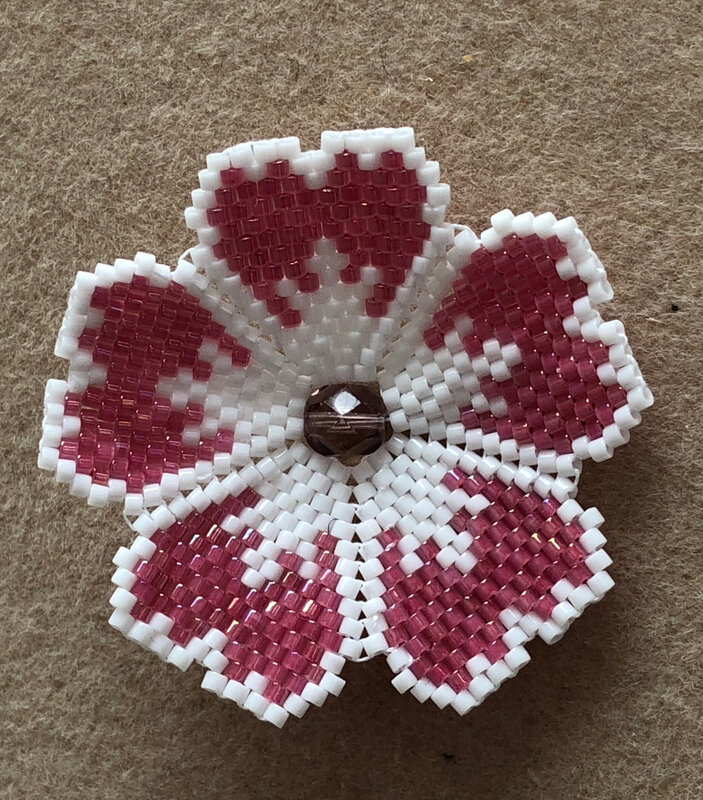 Broche fleur en brick stitch