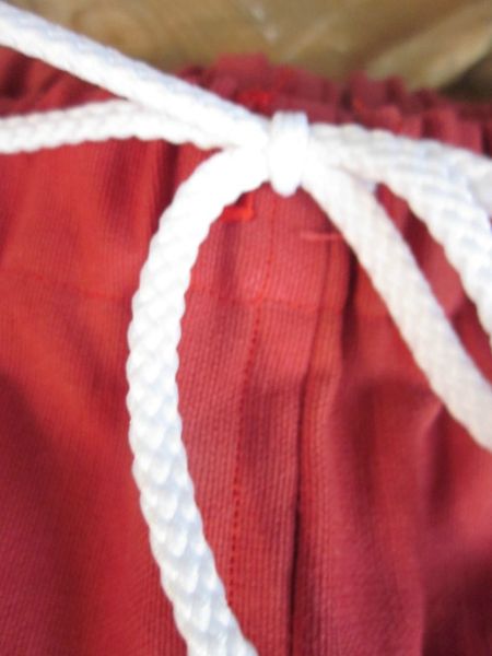 Short de bain en coton rouge passé - taille élastiquée - cordon à la taille- poche sur la fesse droite - HOMME (4)