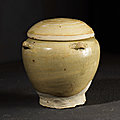 Petite jarre cylindrique avec couvercle bombée, Vietnam, dynastie des Lý, <b>11</b>°-<b>12</b>° <b>siècle</b>